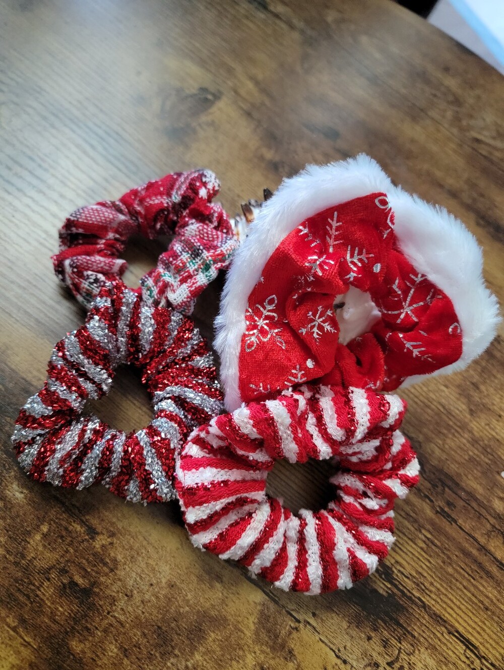 4pxs Red Holiday Scrunchie Set - Festive Hair Accessories
